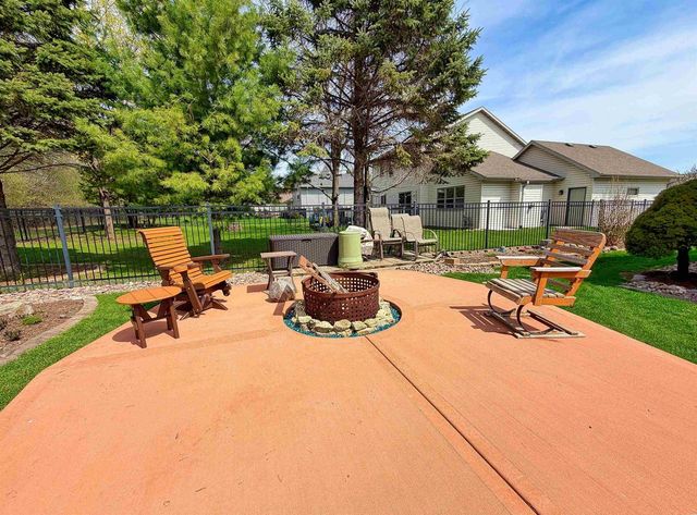 90 ROLLING GREEN CIRCLE, Oshkosh, WI 54904