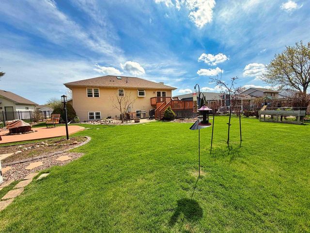 90 ROLLING GREEN CIRCLE, Oshkosh, WI 54904