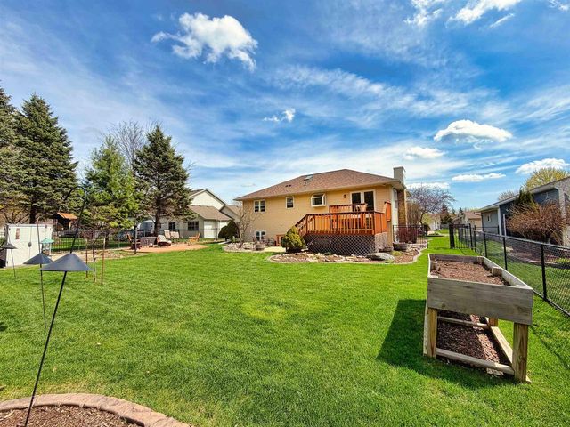 90 ROLLING GREEN CIRCLE, Oshkosh, WI 54904