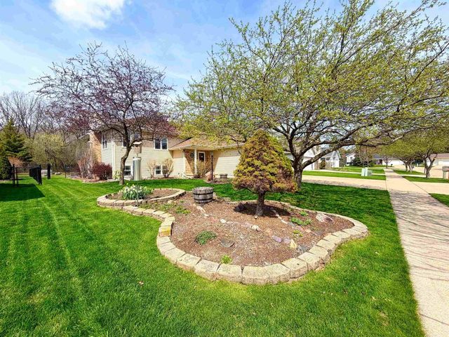 90 ROLLING GREEN CIRCLE, Oshkosh, WI 54904