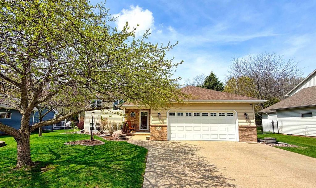 90 ROLLING GREEN CIRCLE, Oshkosh, WI 54904