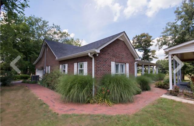 2769 New Hall Rd, Greenbrier, TN 37073