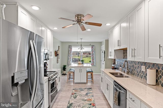 6839 FAIRWAY DR E, Fayetteville, PA 17222