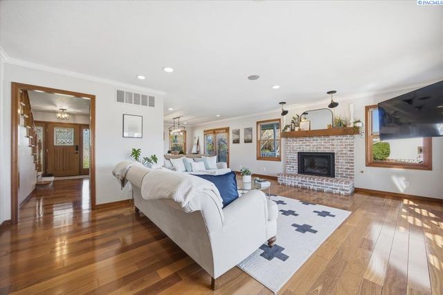 1128 Country Ridge Dr, Richland, WA 99352