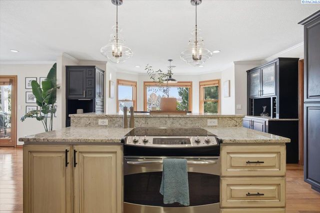 1128 Country Ridge Dr, Richland, WA 99352