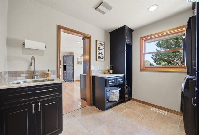 1128 Country Ridge Dr, Richland, WA 99352