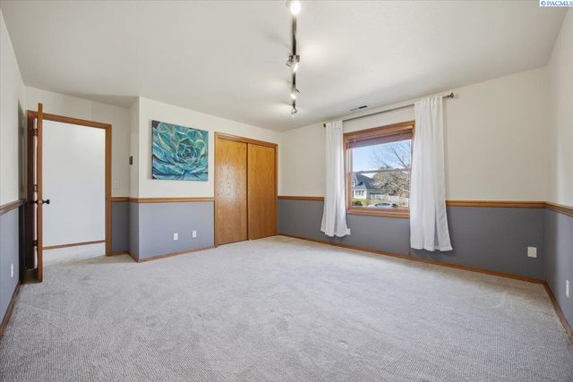 1128 Country Ridge Dr, Richland, WA 99352