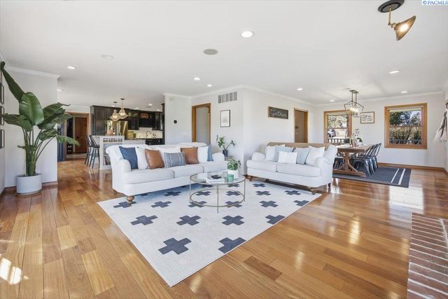 1128 Country Ridge Dr, Richland, WA 99352