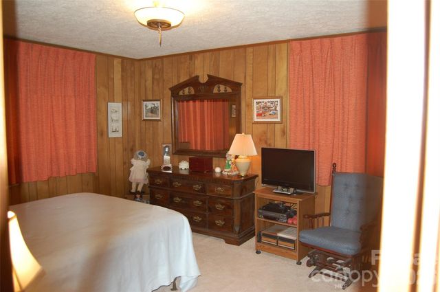 202 Knoll Circle, Newland, NC 28657