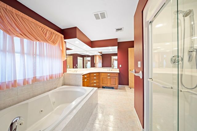 10 Heritage Ln, Saugus, MA 01906