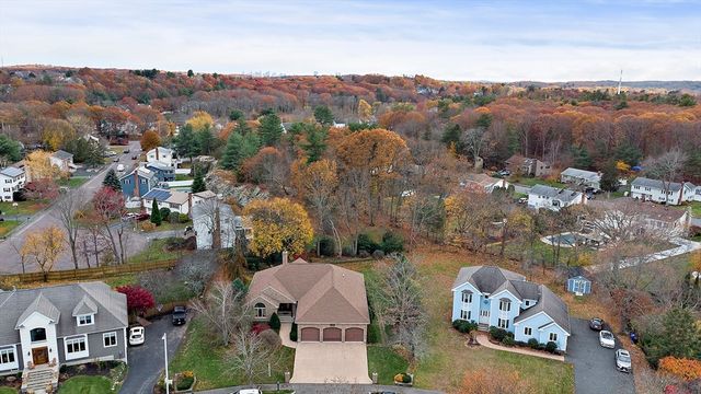 10 Heritage Ln, Saugus, MA 01906