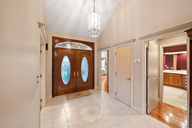 10 Heritage Ln, Saugus, MA 01906