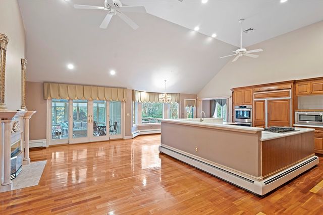 10 Heritage Ln, Saugus, MA 01906