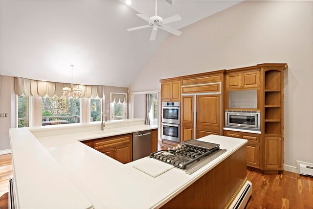 10 Heritage Ln, Saugus, MA 01906