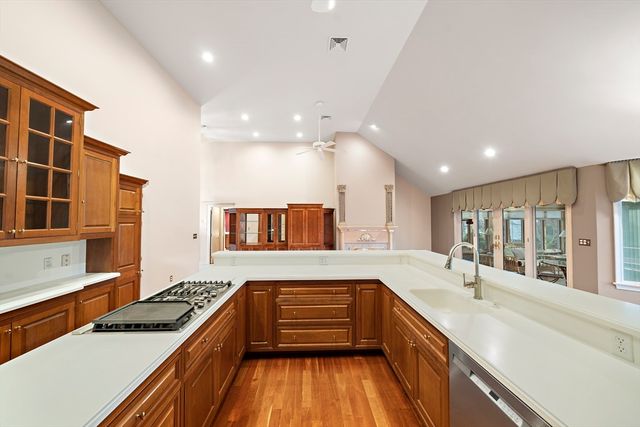 10 Heritage Ln, Saugus, MA 01906