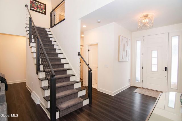 9 Sunflower Terrace, Clifton Park, NY 12065