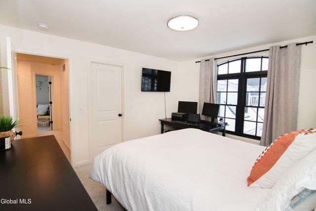 9 Sunflower Terrace, Clifton Park, NY 12065