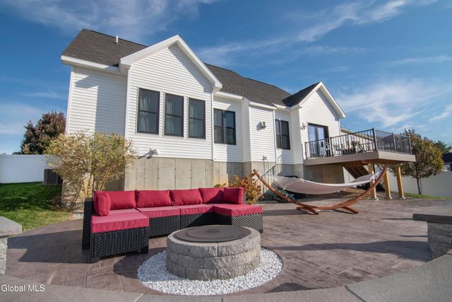 9 Sunflower Terrace, Clifton Park, NY 12065