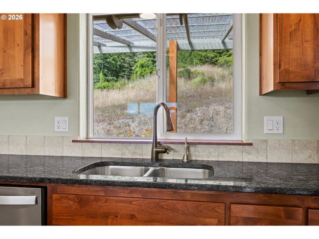 2217 KING Ln, Myrtle Point, OR 97458