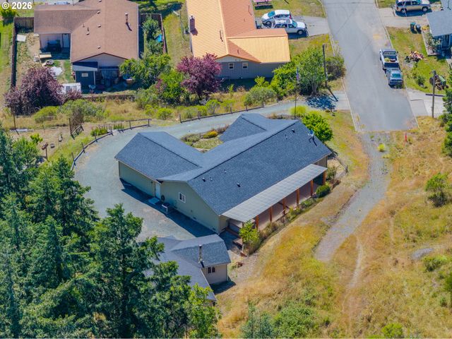 2217 KING Ln, Myrtle Point, OR 97458