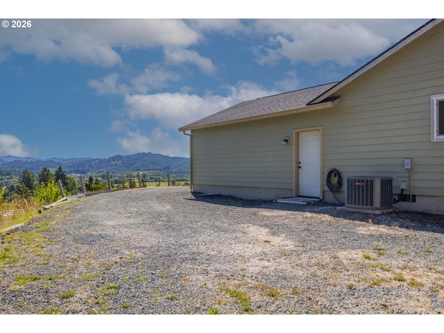 2217 KING Ln, Myrtle Point, OR 97458