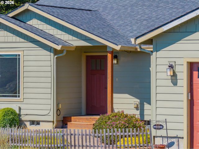 2217 KING Ln, Myrtle Point, OR 97458