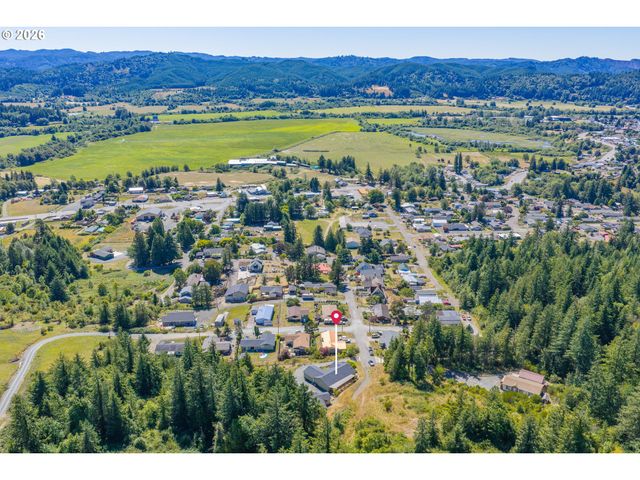 2217 KING Ln, Myrtle Point, OR 97458