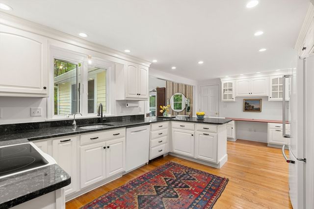 156 Washington St, Boxford, MA 01921