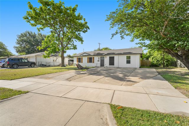 729 W Grenoble Drive, Grand Prairie, TX 75052