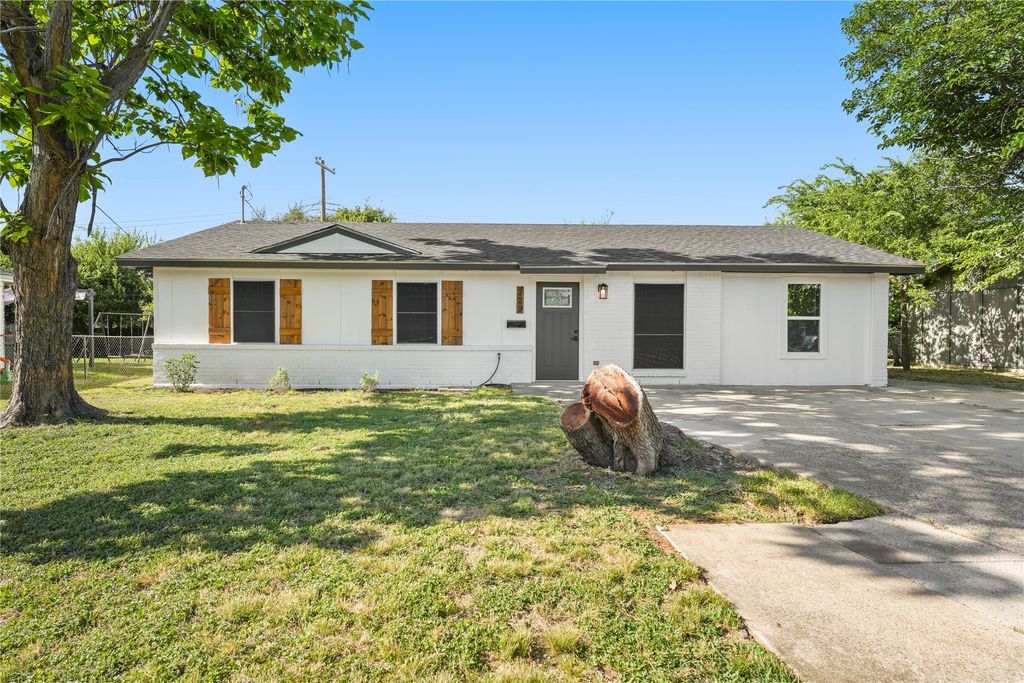729 W Grenoble Drive, Grand Prairie, TX 75052