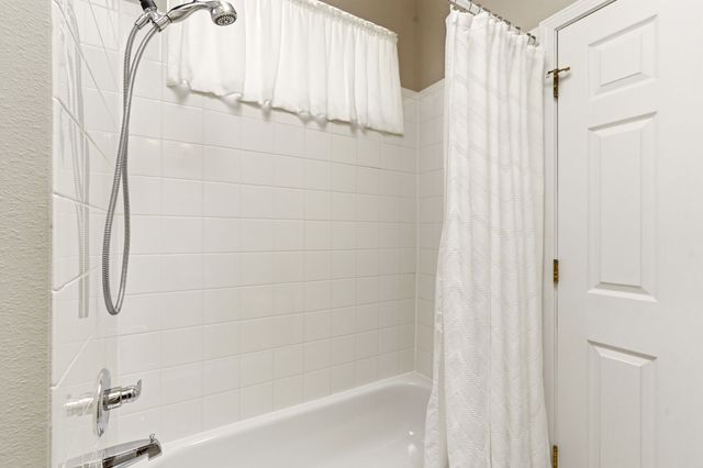 663 Bishops Lodge 70, Santa Fe, NM 87501