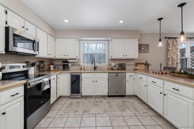 8374 Lasalle Court, Grosse Ile, MI 48138