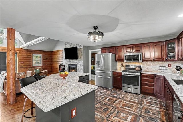 611 N Winnebago Drive, Lake Winnebago, MO 64034