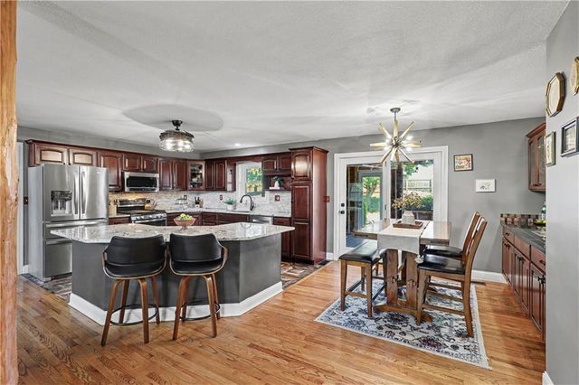 611 N Winnebago Drive, Lake Winnebago, MO 64034