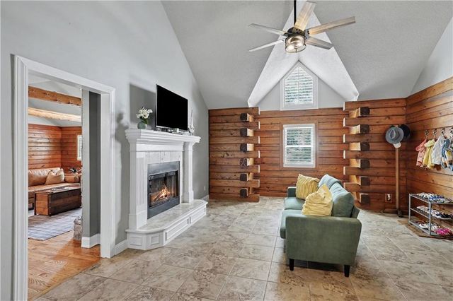 611 N Winnebago Drive, Lake Winnebago, MO 64034