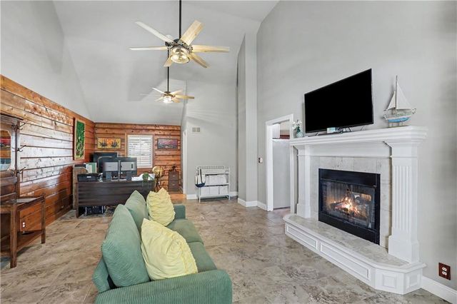 611 N Winnebago Drive, Lake Winnebago, MO 64034