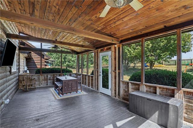 611 N Winnebago Drive, Lake Winnebago, MO 64034