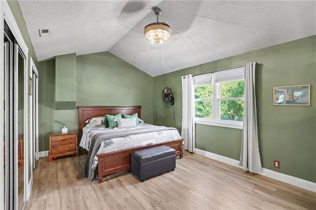 611 N Winnebago Drive, Lake Winnebago, MO 64034