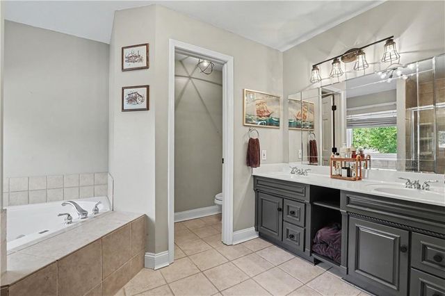 611 N Winnebago Drive, Lake Winnebago, MO 64034