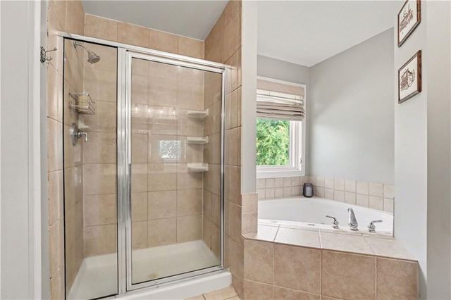 611 N Winnebago Drive, Lake Winnebago, MO 64034