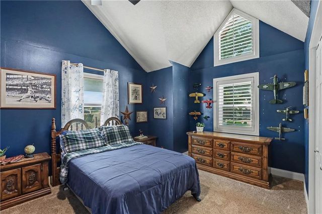 611 N Winnebago Drive, Lake Winnebago, MO 64034