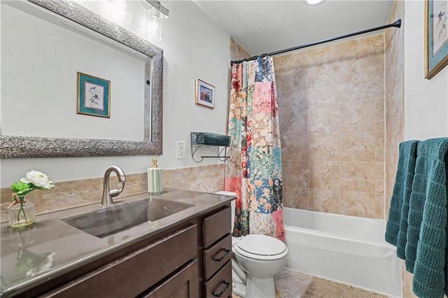 611 N Winnebago Drive, Lake Winnebago, MO 64034