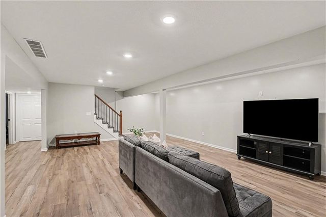611 N Winnebago Drive, Lake Winnebago, MO 64034