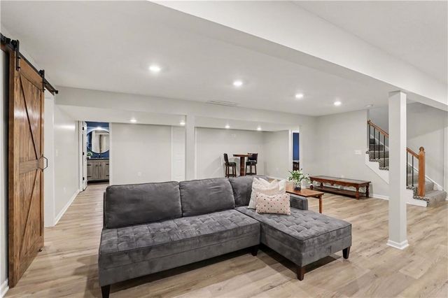 611 N Winnebago Drive, Lake Winnebago, MO 64034