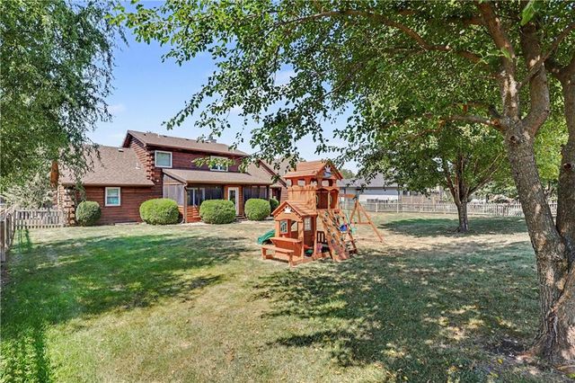 611 N Winnebago Drive, Lake Winnebago, MO 64034