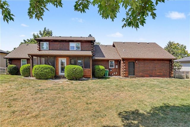 611 N Winnebago Drive, Lake Winnebago, MO 64034