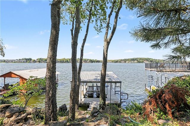 611 N Winnebago Drive, Lake Winnebago, MO 64034