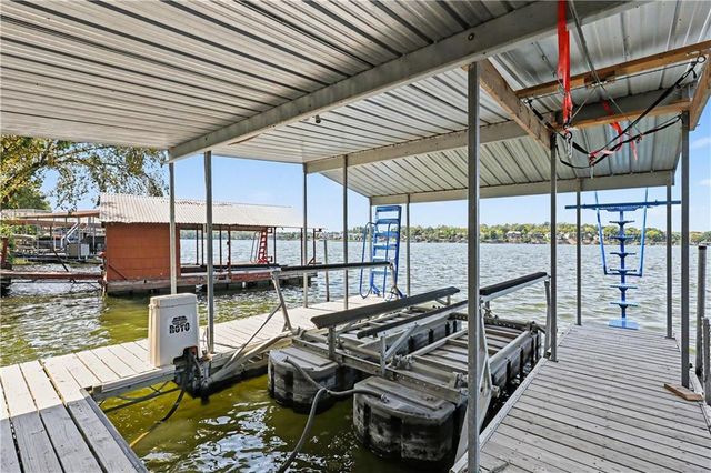 611 N Winnebago Drive, Lake Winnebago, MO 64034
