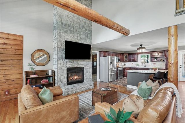 611 N Winnebago Drive, Lake Winnebago, MO 64034