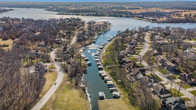 611 N Winnebago Drive, Lake Winnebago, MO 64034